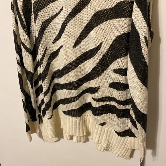 By Design Long Sleeve Zebra Print Tunic Sweater V Neck - Picture 5 of 11